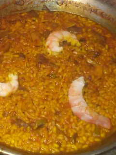 Una foto de Paella de marisco y ajos tiernos
