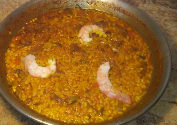 Paella de marisco y ajos tiernos