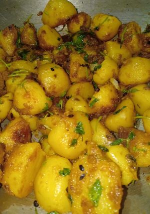 A picture of Dhaniya aaloo dum.