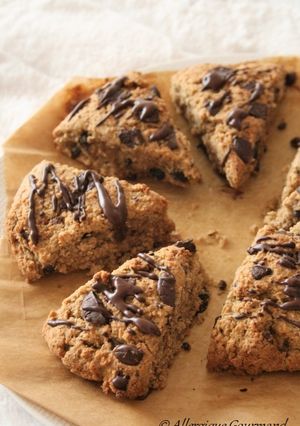 Une photo de Scones à la fève de cacao et chocolat { sans gluten, sans lait, sans oeufs }