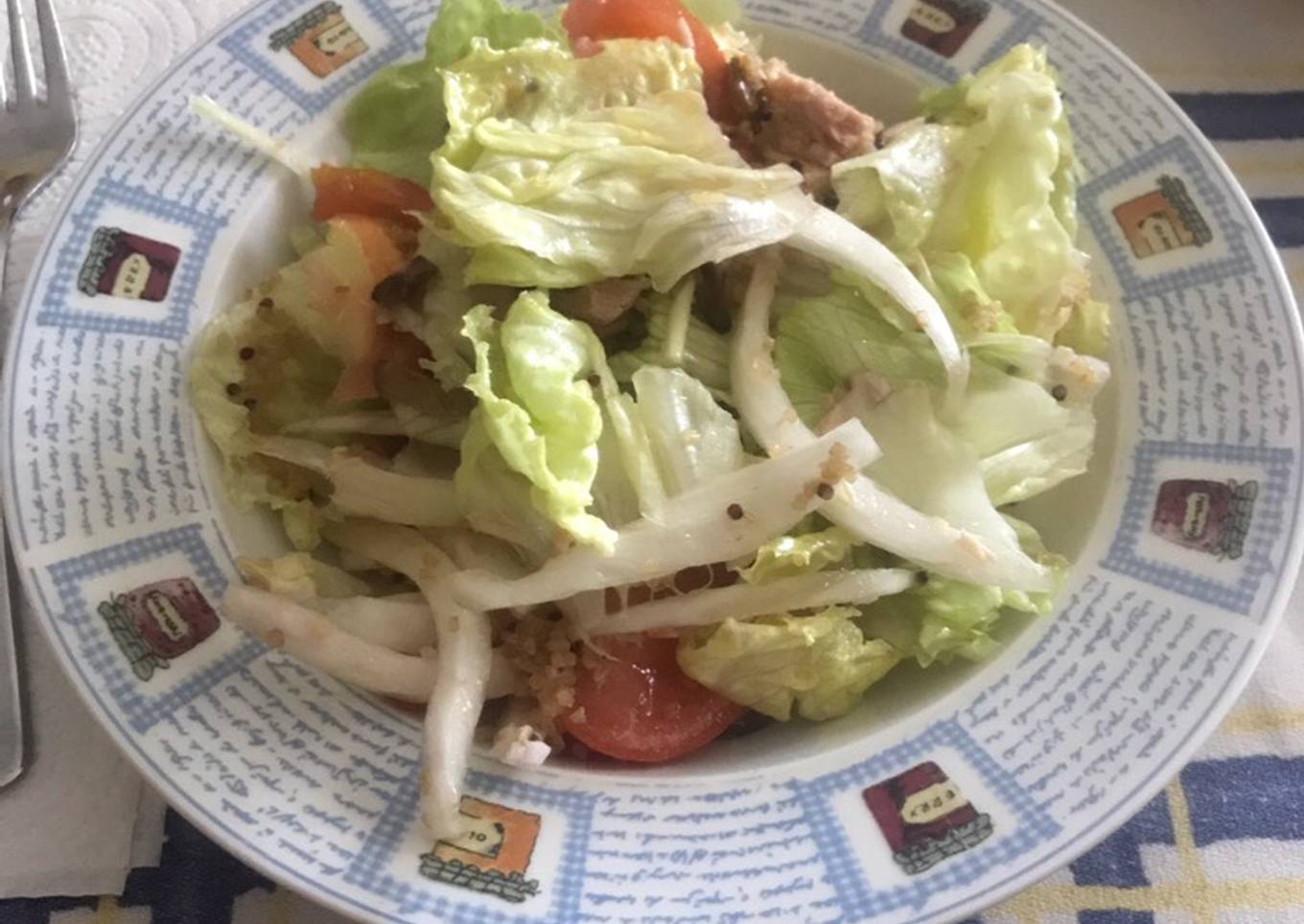 Ensalada de quinoa, lechuga, bonito, cebolla fresca, tomate y setas shiitake