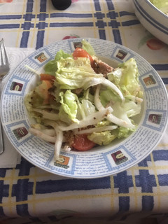 Una foto de Ensalada de quinoa, lechuga, bonito, cebolla fresca, tomate y setas shiitake