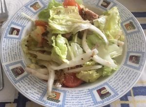 Una foto de Ensalada de quinoa, lechuga, bonito, cebolla fresca, tomate y setas shiitake