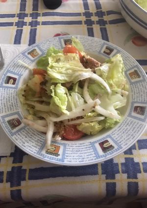 Una foto de Ensalada de quinoa, lechuga, bonito, cebolla fresca, tomate y setas shiitake