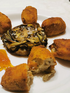 Una foto de Croquetes de'albergínia al pesto amb timbal de carxofes i taronj