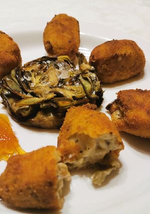 Una foto de Croquetes de'albergínia al pesto amb timbal de carxofes i taronj
