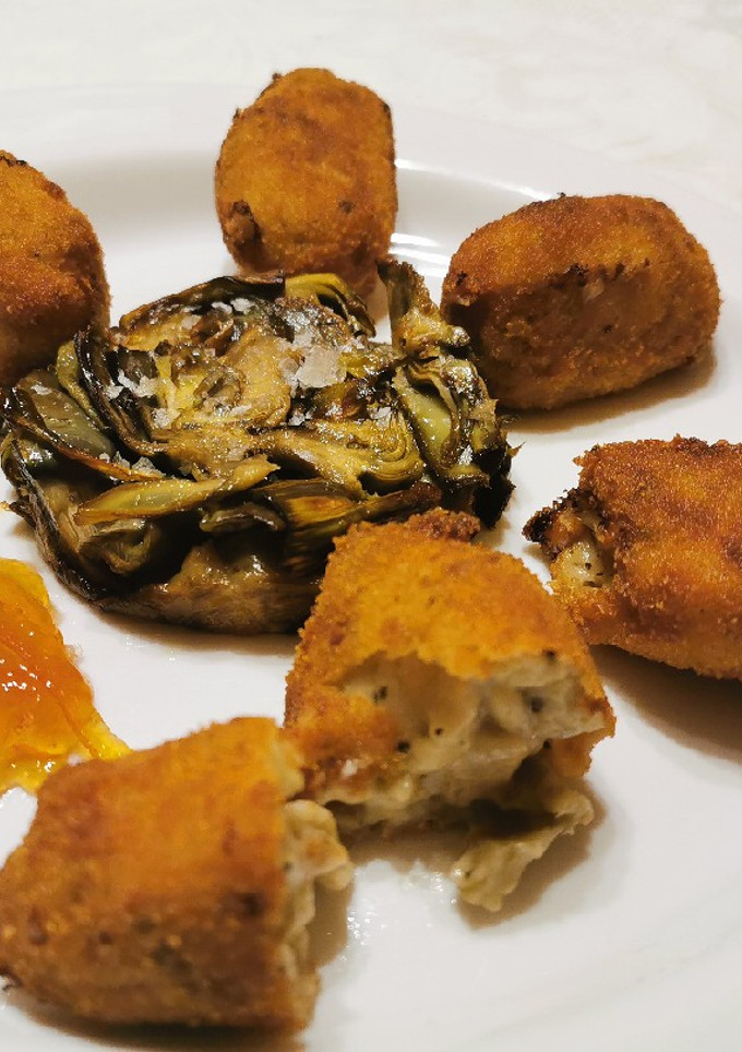 Una foto de Croquetes de'albergínia al pesto amb timbal de carxofes i taronj