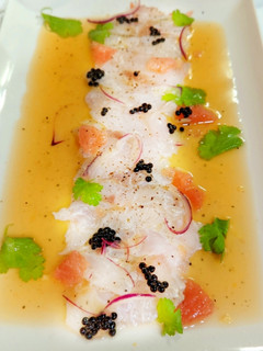 Una foto de Tiradito de Lubina con cítricos