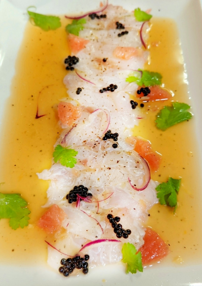 Una foto de Tiradito de Lubina con cítricos