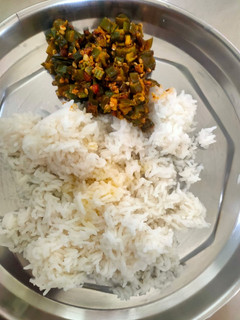 வெண்டைக்காய் பொரியல் (vendakkai poriyal recipe in tamil) செய்முறை முக்கிய புகைப்படம்