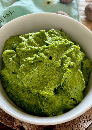 A picture of Arugula and Walnut Pesto.
