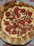 Torta salata con pancetta e pomodorini