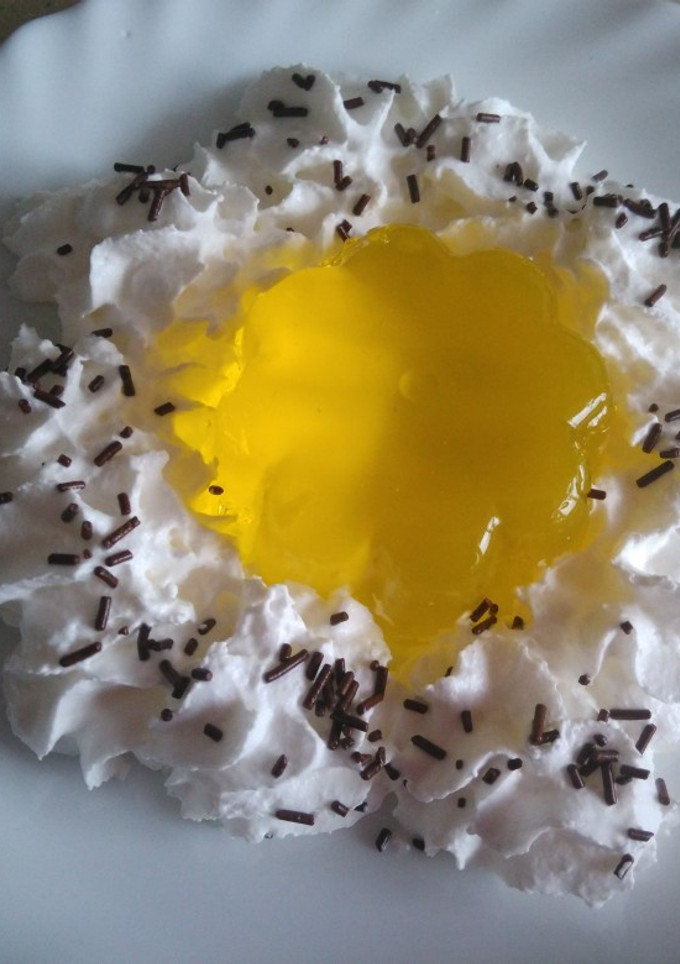 Una foto de Gelatina de limón con nata