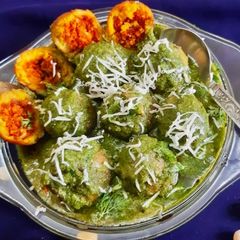 A picture of Stuffed peanut chickpeas koftas in Spinach Curry.