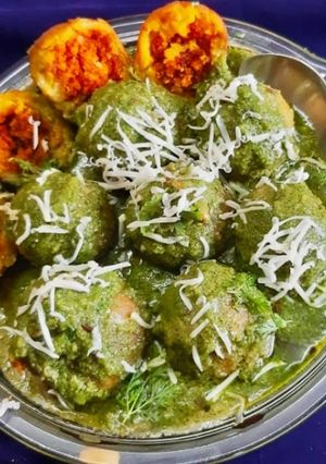A picture of Stuffed peanut chickpeas koftas in Spinach Curry.