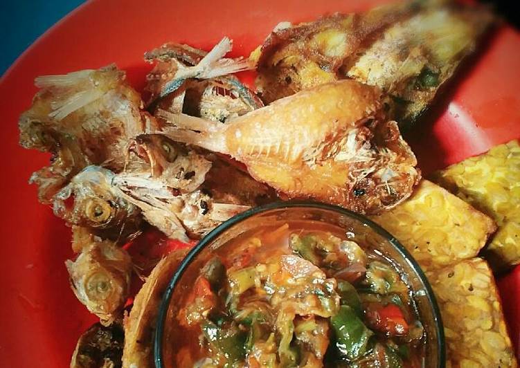 Ikan asin + sambal Lombok ijo