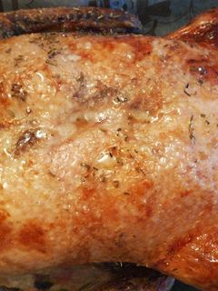 Egészben sült rozmaringos kacsa, hagymás-fokhagymás ágyon sütve recept fotója