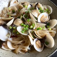 A picture of Clams & Harusame Noodles.