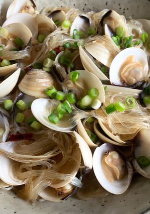 A picture of Clams & Harusame Noodles.