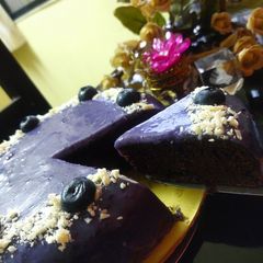A picture of Blueberry chocolate cake.