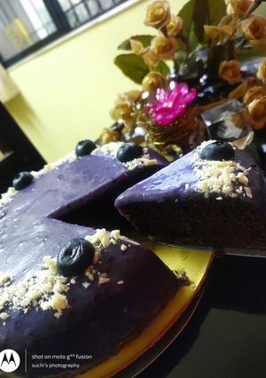 A picture of Blueberry chocolate cake.