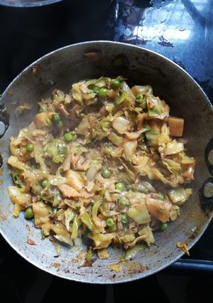 A picture of Aloo patta gobhi.