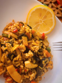 Una foto de Arroz ligero con sepia y setas