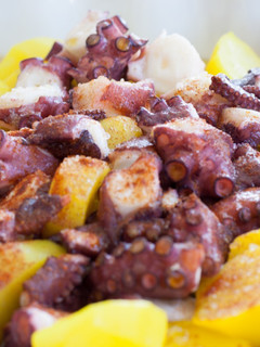 Una foto de Pulpo á feira con patatas al azafrán