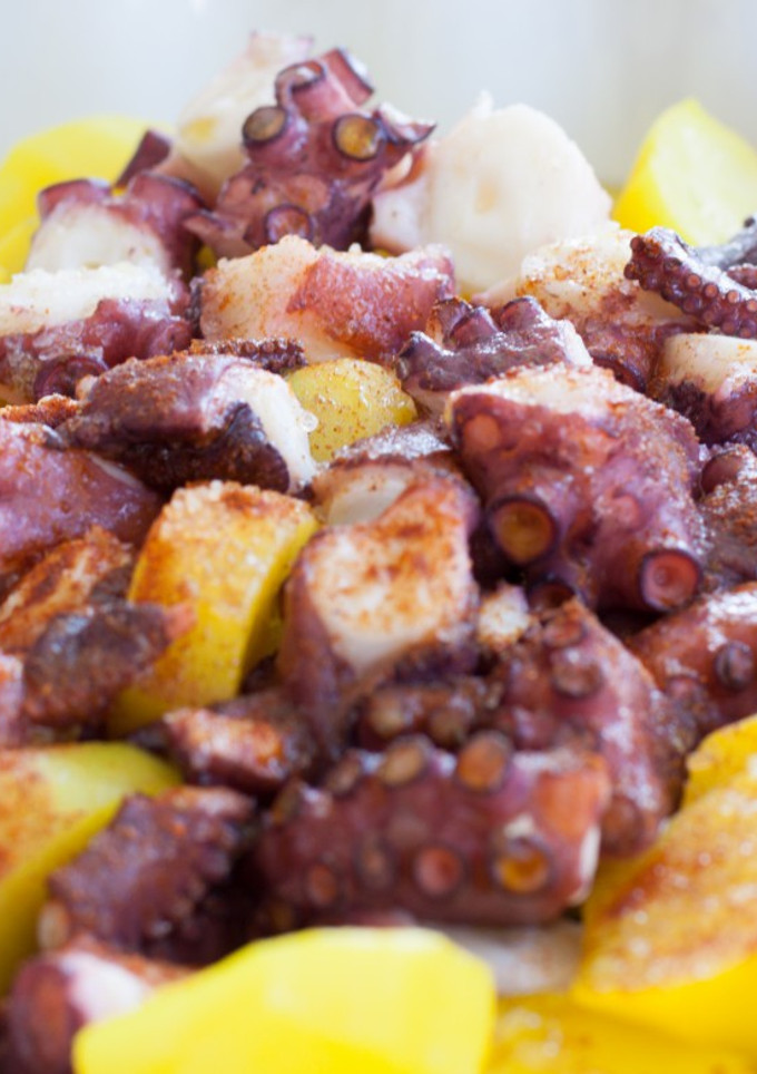 Una foto de Pulpo á feira con patatas al azafrán