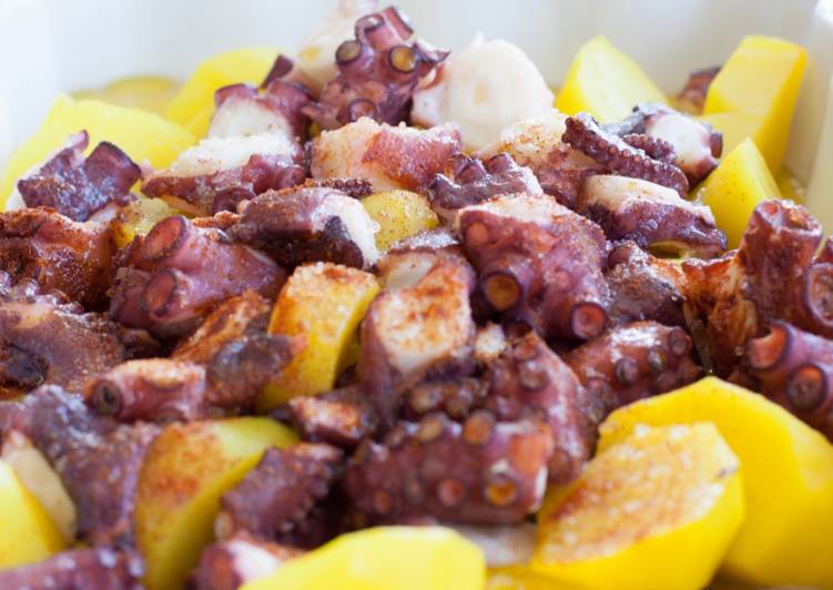 Pulpo á feira con patatas al azafrán