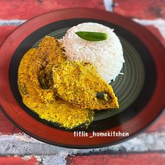 A picture of Shorshe Ilish aka Steamed Hilsa in mustard sauce.