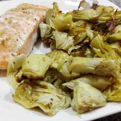 Una foto de Salmón con alcachofas al horno