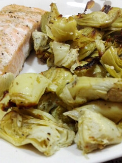 Una foto de Salmón con alcachofas al horno