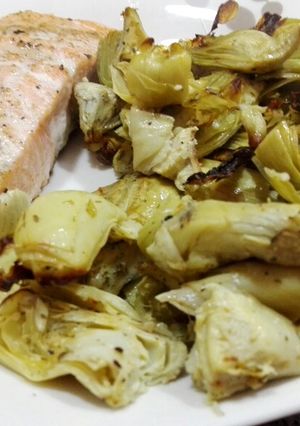 Una foto de Salmón con alcachofas al horno