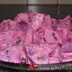 A picture of Refreshing salad with beetroot and yogurt.