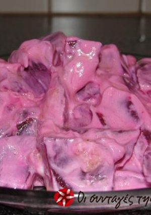 A picture of Refreshing salad with beetroot and yogurt.