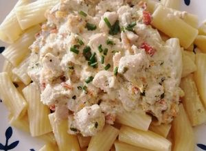 Una foto de Pasta con pollo y crema 😋