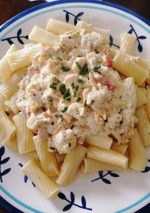 Una foto de Pasta con pollo y crema 😋