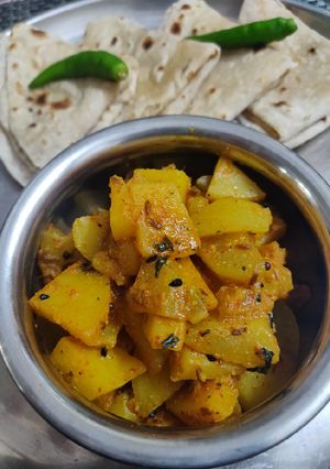 आलू लौकी की सब्जी (Aloo lauki ki sabzi recipe in Hindi) रेसिपी मुख्य फोटो