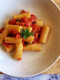 Rigatoni con salsa di pomodori freschi a pezzi 🌷