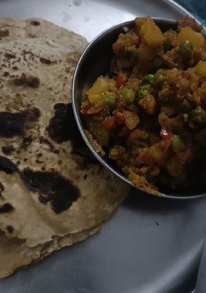 A picture of Dry aloo matar.