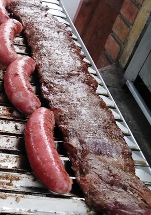 Una foto de Entraña y chorizos a la parrilla