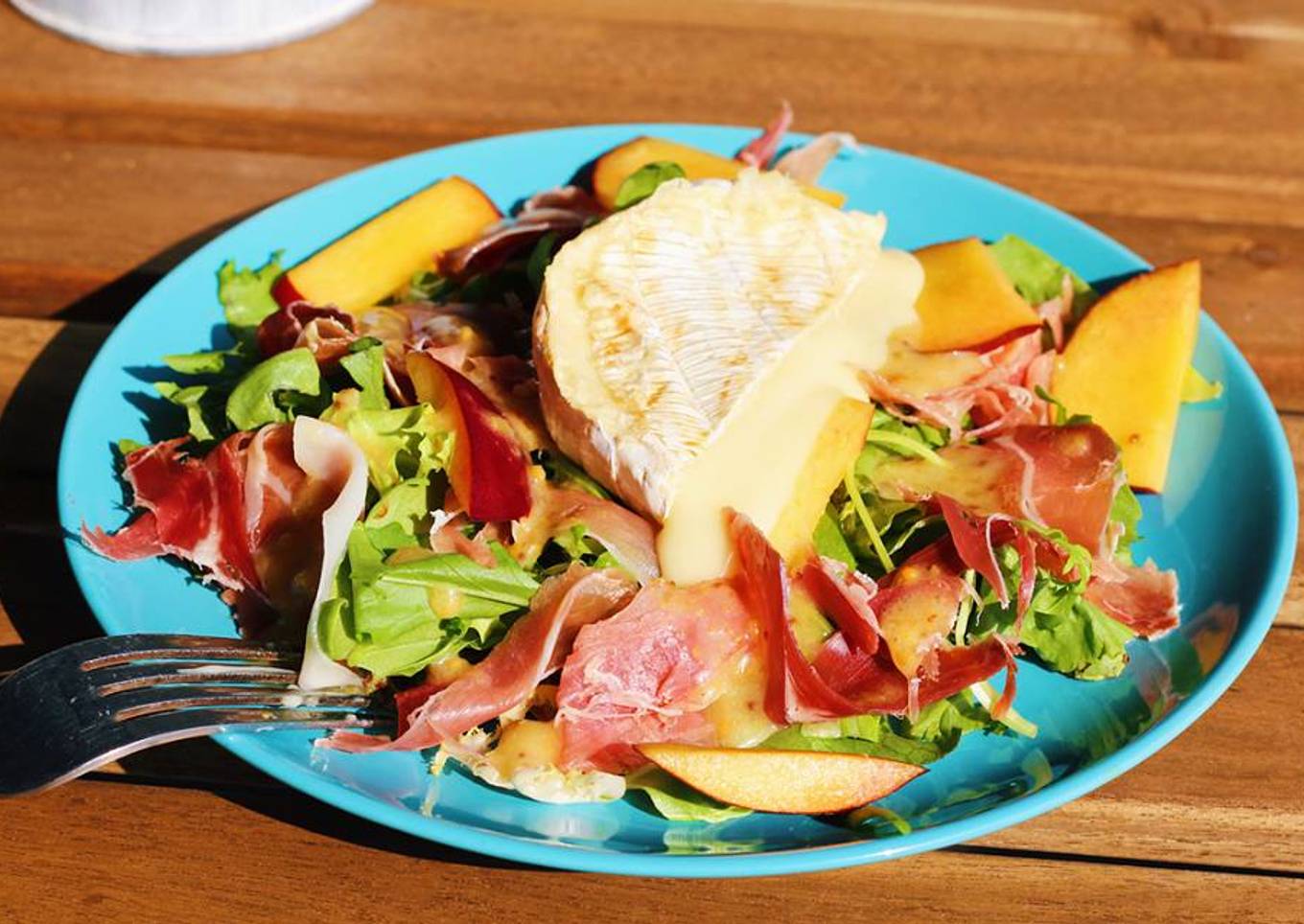 Salad with camembert and prosciutto in honey-mustard sauce