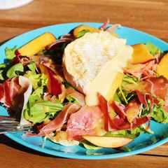 A picture of Salad with camembert and prosciutto in honey-mustard sauce.