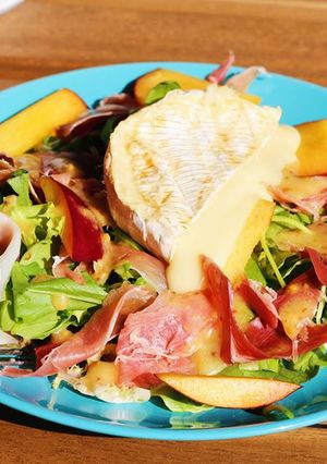 A picture of Salad with camembert and prosciutto in honey-mustard sauce.