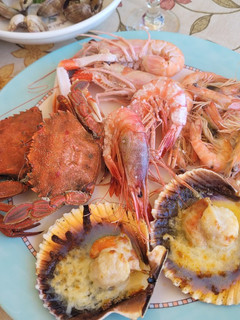Una foto de Mariscada de Marisa Marcos Ortega. Con pescado bien fresco