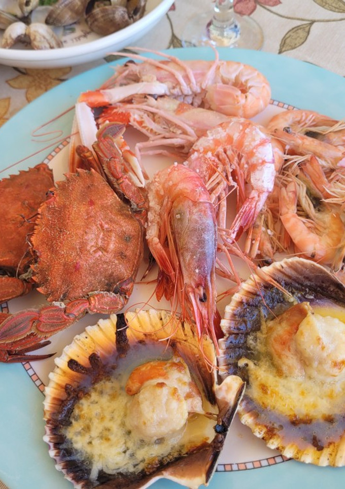 Una foto de Mariscada de Marisa Marcos Ortega. Con pescado bien fresco