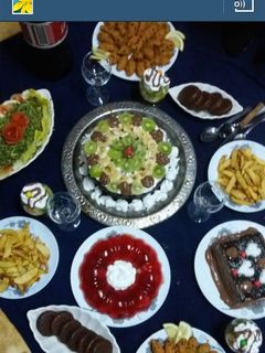 صورة لوصفة كيك بتزيين الفواكة والكريمة بدون فورمات