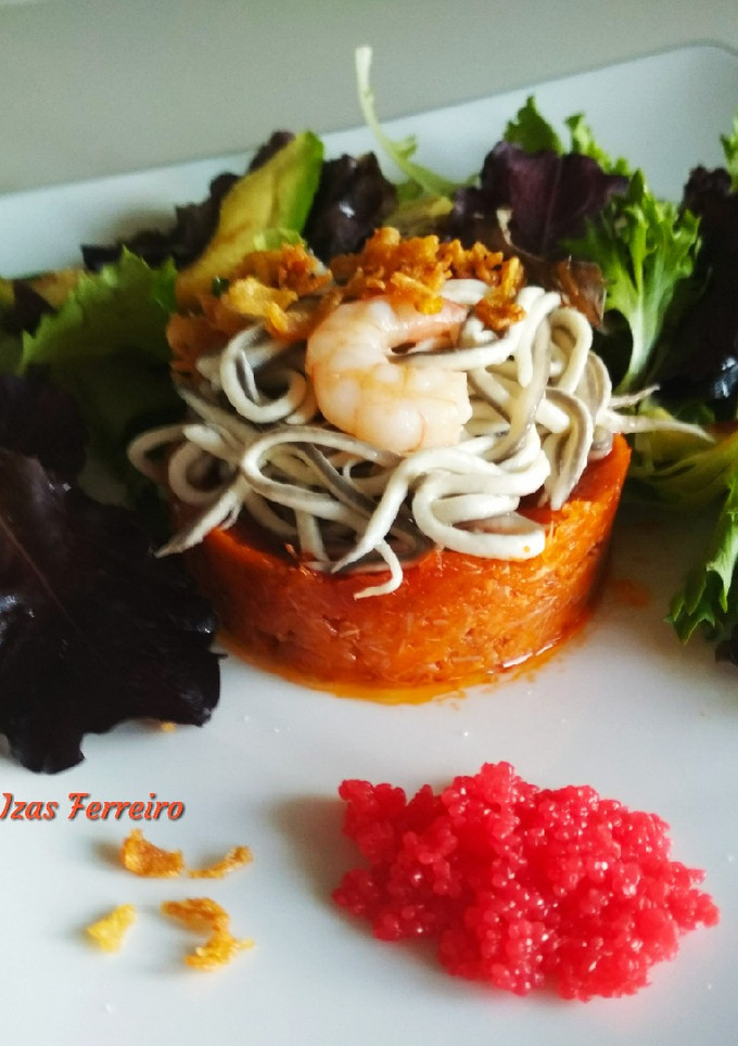 Una foto de Ensalada templada de txangurro y gulas