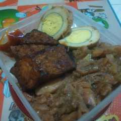 รูปของ Gudeg + tahu tempe bacem rumahan